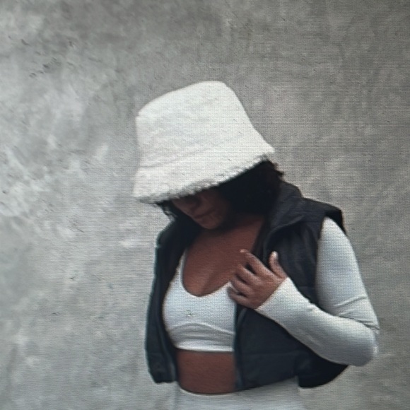 Lazuli label crop top in cream - Picture 12 of 17